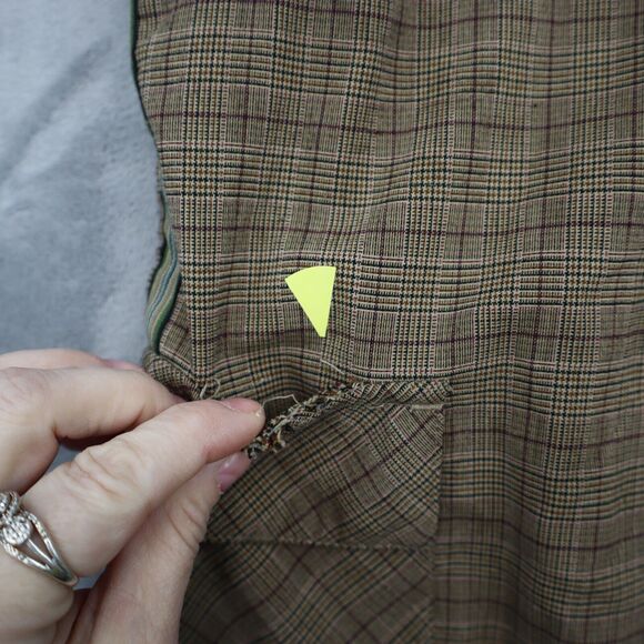 Red Button Shorts Mens 36W Brown Plaid High Waist Flat Front Cargo Bottoms - Picture 6 of 16